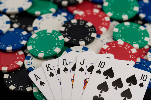 Một bàn chơi game poker có ít nhất 2 người và tối đa 10 người.